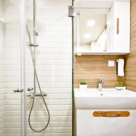 1 - 2br - 180 Views - Balcony - Amenities Apartament